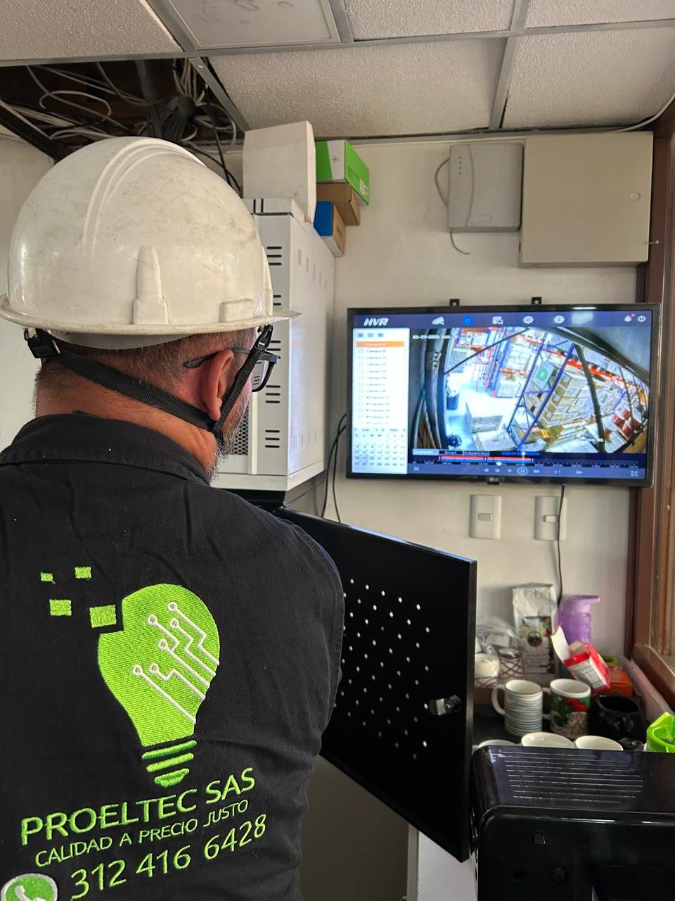 Técnico de Proeltec revisando el sistema de monitoreo CCTV