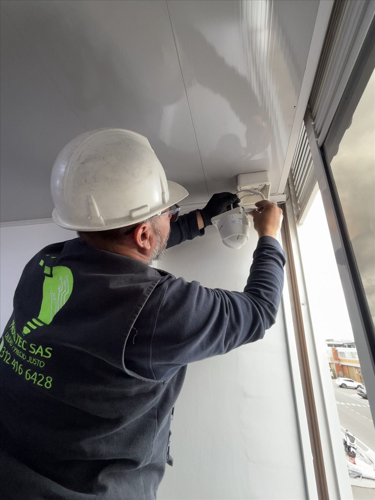 Técnico de Proeltec instalando una cámara CCTV